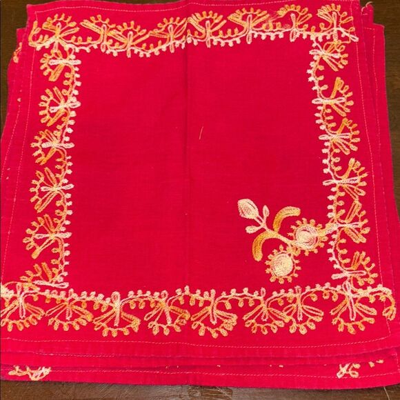 7 Red Embroidered napkins - Picture 1 of 4